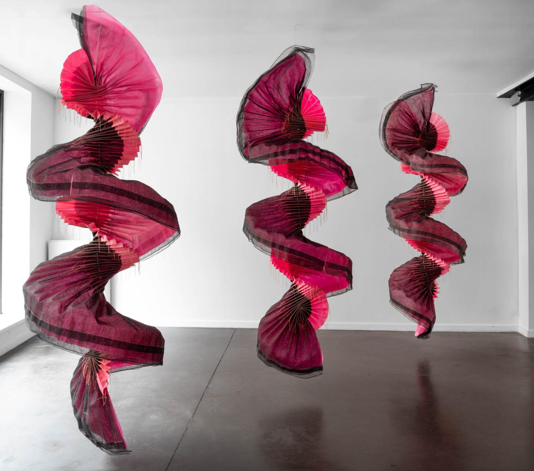 Cosechar amor,
2025, Installation textile, couture, papier huilé et pigments, tarlatane teinte, fils de coton et polyester,
350 x 120cm x 3 segments
Crédit photo : LL Studio